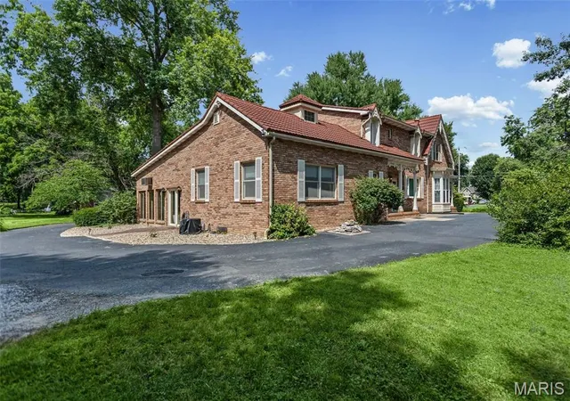 Photo 3 of Single family home for sale at 346 College Ave, Carlinville, IL 62626 | MLS# MIS26044813 | Listing updated on 2026-08-17