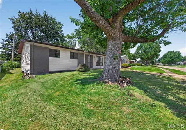 3rd image of 1455 Ranchwood Dr, Florissant, MO 63031 | MLS# MIS26044845
