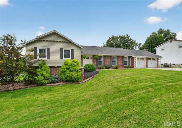 2nd image of 20 Shawnee Dr, Saint Charles, MO 63301 | MLS# MIS26044847