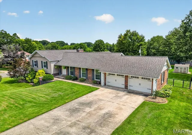 Photo 3 of Sale Pending at 20 Shawnee Dr, Saint Charles, MO 63301 | MLS# MIS26044847 | Listing updated on 2026-09-04
