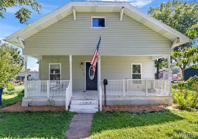 Homes for sale in Chaffee, MO | 212 W Davidson Ave, Chaffee, MO 63740 | MLS# MIS26044850