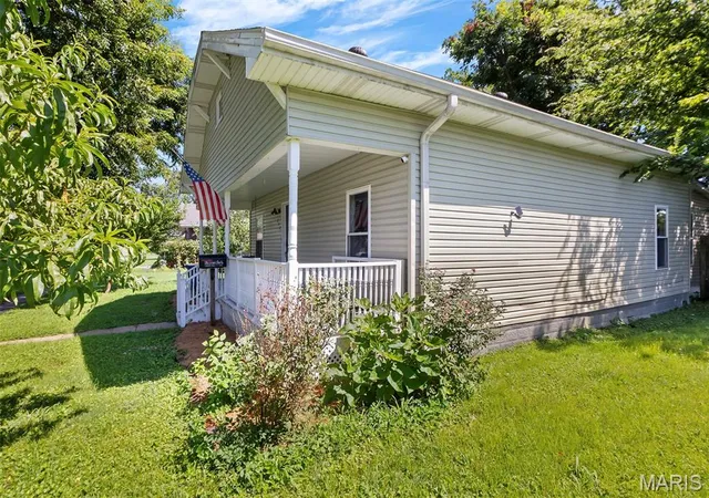 Homes for sale in Chaffee, MO | 212 W Davidson Ave, Chaffee, MO 63740 | MLS# MIS26044850