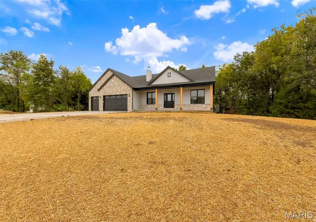 Photo 3 of Single family home for sale at 115 Hickory Heits Ct, Moscow Mills, MO 63362 | MLS# MIS26044856 | Listing updated on 2026-09-28