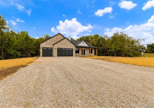 Photo 3 of Single family home for sale at 115 Hickory Heits Ct, Moscow Mills, MO 63362 | MLS# MIS26044856 | Listing updated on 2026-09-28