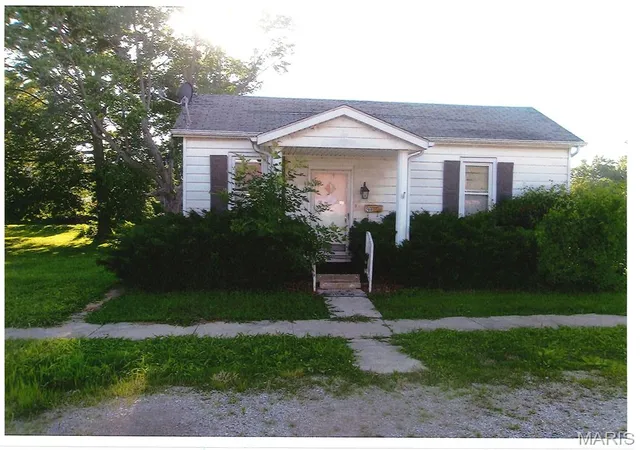 Homes for sale in New Athens, IL | 200 N Clinton St, New Athens, IL 62264 | MLS# MIS26044939