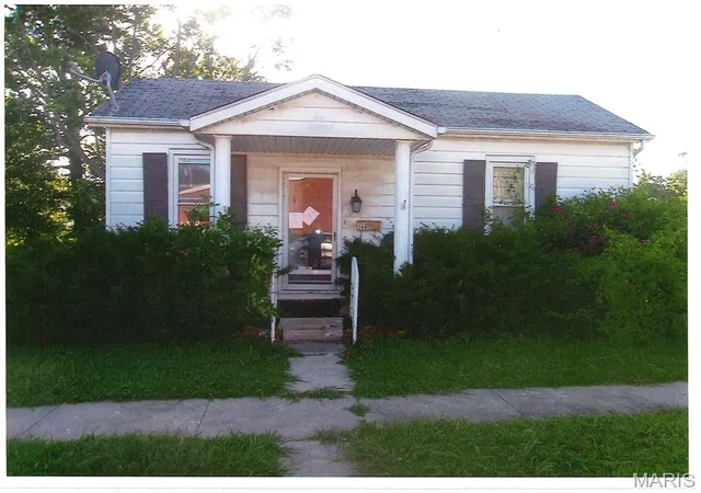 Photo 3 of Sale Pending at 200 N Clinton St, New Athens, IL 62264 | MLS# MIS26044939 | Listing updated on 2026-10-15