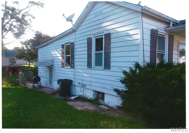 Photo 4 of Sale Pending at 200 N Clinton St, New Athens, IL 62264 | MLS# MIS26044939 | Listing updated on 2026-10-15