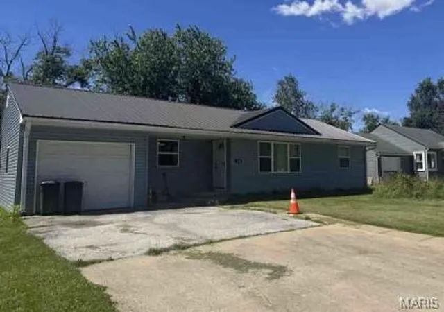 Photo 1 of Single family home for sale at 108 W Lakeview Ave, Centralia, MO 65240 | MLS# MIS26044945 | Listing updated on 2026-07-14
