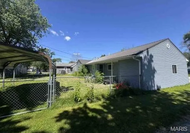 Photo 3 of Single family home for sale at 108 W Lakeview Ave, Centralia, MO 65240 | MLS# MIS26044945 | Listing updated on 2026-07-14
