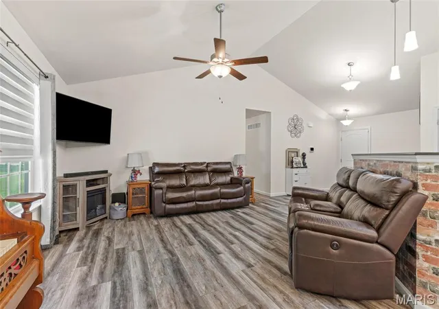 Photo 3 of Sale Pending at 405 Rail Ridge Dr, Troy, MO 63379 | MLS# MIS26044961 | Listing updated on 2026-09-01