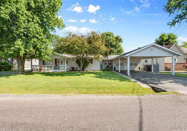 Homes for sale in Staunton, IL | 723 Bunker Hill Rd, Staunton, IL 62088 | MLS# MIS26044973