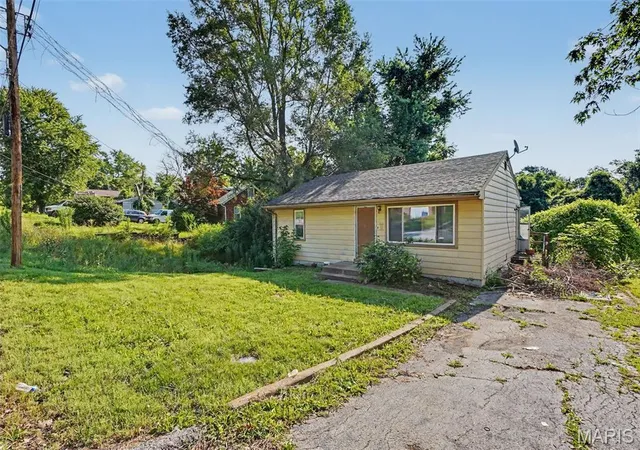 Photo 3 of Single family home for sale at 10068 Stimson Dr, St Louis, MO 63137 | MLS# MIS26044977 | Listing updated on 2026-08-26