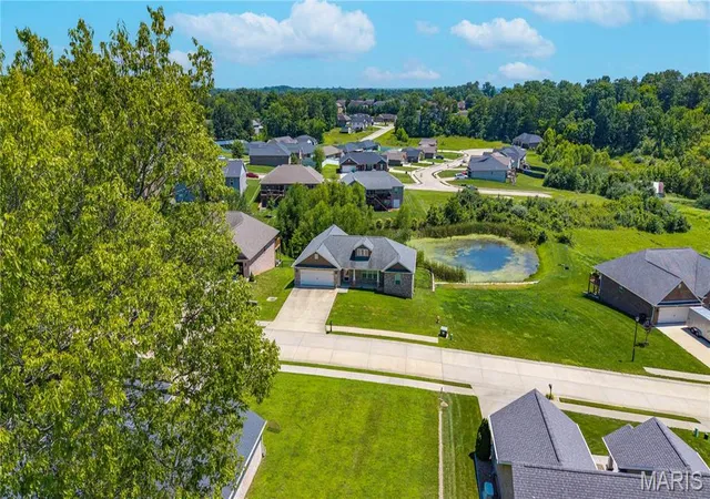 Photo 3 of Sale Pending at 1945 Williamsburg Dr, Cape Girardeau, MO 63701 | MLS# MIS26044994 | Listing updated on 2026-09-03