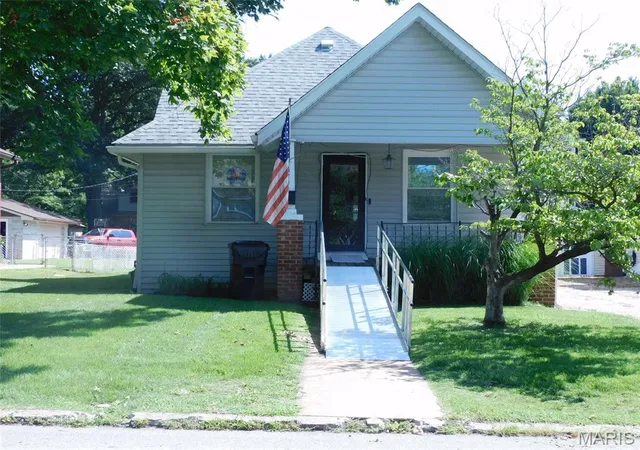 Photo 1 of Single family home for sale at 412 S Virginia Ave, Belleville, IL 62220 | MLS# MIS26045011 | Listing updated on 2026-07-31