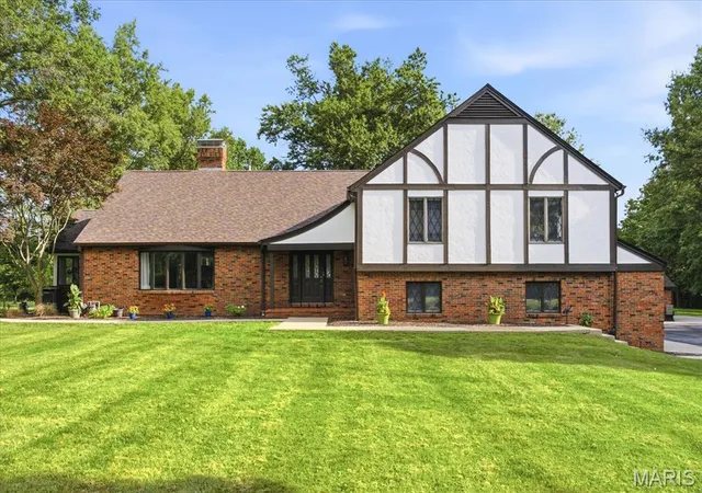 Photo 1 of Single family home for sale at 10 Brighton Dr, Belleville, IL 62221 | MLS# MIS26045015 | Listing updated on 2026-08-17