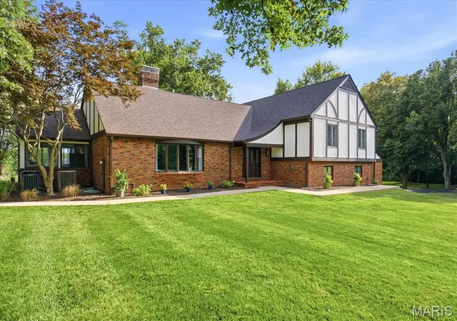 Photo 2 of Single family home for sale at 10 Brighton Dr, Belleville, IL 62221 | MLS# MIS26045015 | Listing updated on 2026-08-17