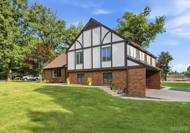Photo 3 of Single family home for sale at 10 Brighton Dr, Belleville, IL 62221 | MLS# MIS26045015 | Listing updated on 2026-08-17