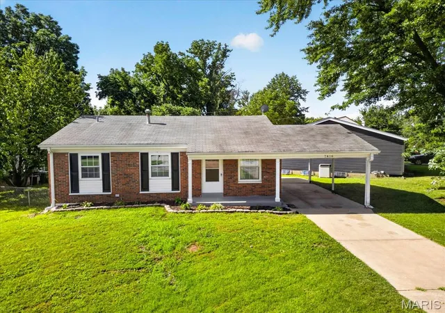 Single family home for sale at 7416 Foxmont Dr, Hazelwood, MO 63042 | MLS# MIS26045078