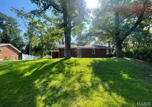 Homes for sale in Highland, IL | 2131 Hill Crest Dr, Highland, IL 62249 | MLS# MIS26045080