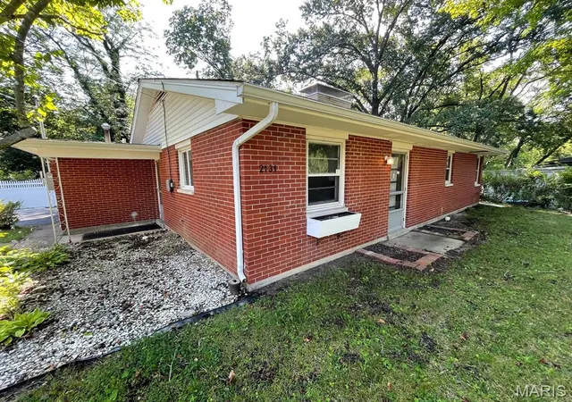 Homes for sale in Highland, IL | 2131 Hill Crest Dr, Highland, IL 62249 | MLS# MIS26045080