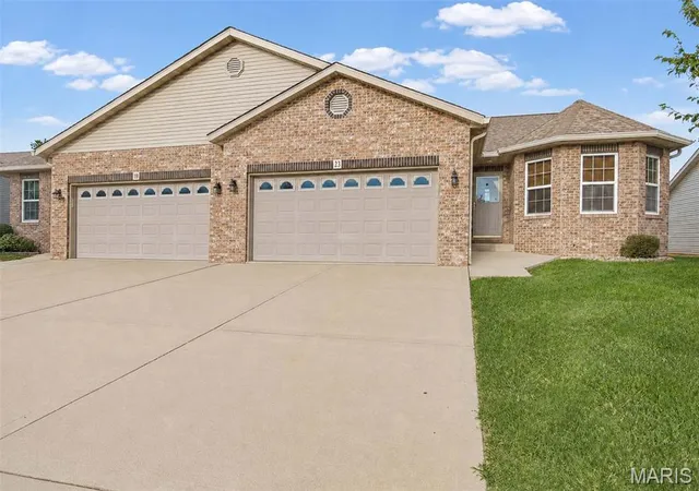 Homes for sale in Bethalto, IL | 23 Klein Dr, Bethalto, IL 62010 | MLS# MIS26045096
