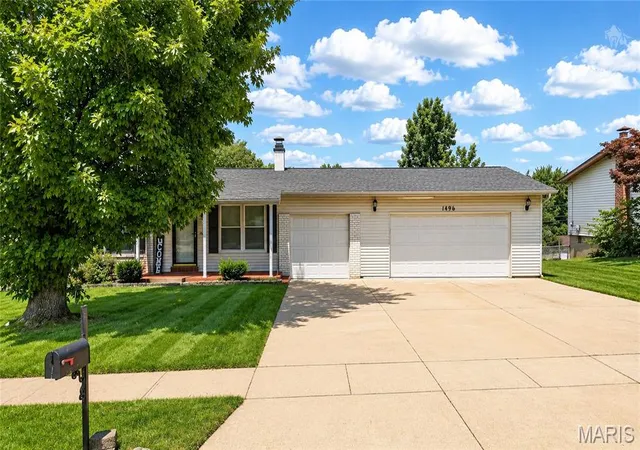 Photo 1 of Single family home for sale at 1496 El Camino Dr, Florissant, MO 63031 | MLS# MIS26045100 | Listing updated on 2026-07-19