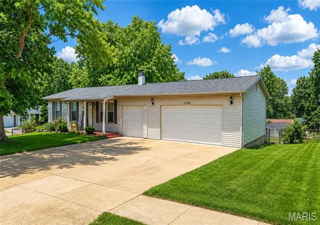 Photo 2 of Single family home for sale at 1496 El Camino Dr, Florissant, MO 63031 | MLS# MIS26045100 | Listing updated on 2026-07-19