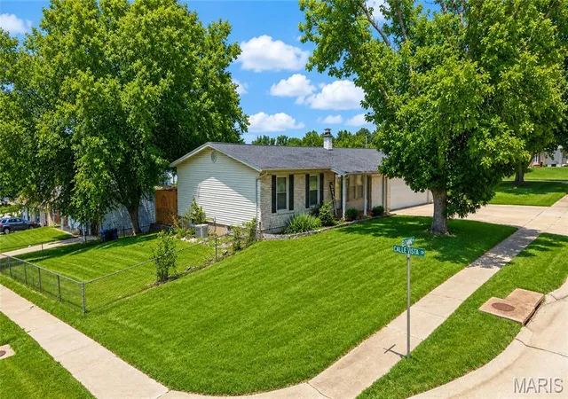 Photo 3 of Single family home for sale at 1496 El Camino Dr, Florissant, MO 63031 | MLS# MIS26045100 | Listing updated on 2026-07-19