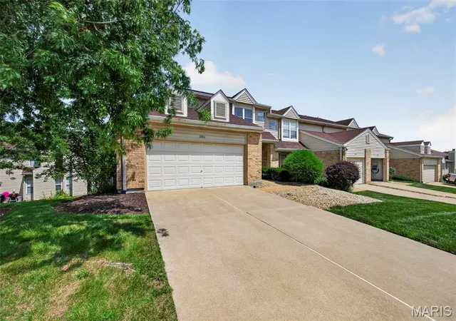 Photo 3 of Sale Pending at 17081 Sandalwood Creek Dr, Wildwood, MO 63038 | MLS# MIS26045102 | Listing updated on 2026-08-24