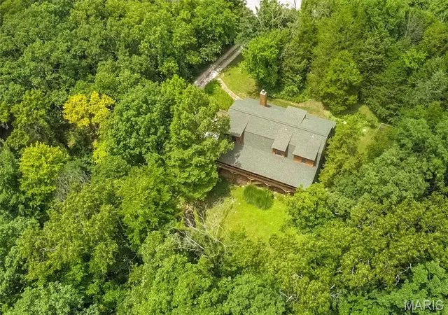 Photo 3 of Single family home for sale at 8 Whippoorwill Ct, Defiance, MO 63341 | MLS# MIS26045108 | Listing updated on 2026-09-04
