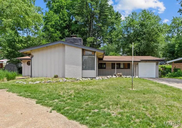 Photo 1 of Single family home for sale at 12 Country Ln, Florissant, MO 63033 | MLS# MIS26045139 | Listing updated on 2026-10-19