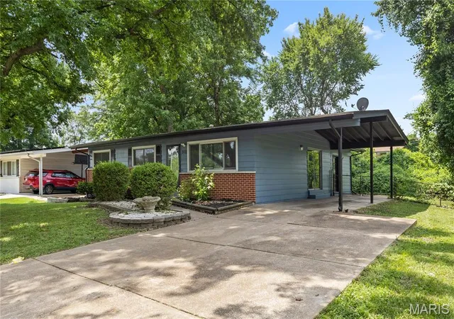 Photo 1 of Single family home for sale at 2025 Thunderbird Ave, Florissant, MO 63033 | MLS# MIS26045142 | Listing updated on 2026-09-23