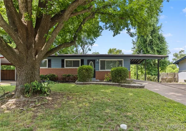 Photo 2 of Single family home for sale at 2025 Thunderbird Ave, Florissant, MO 63033 | MLS# MIS26045142 | Listing updated on 2026-09-23