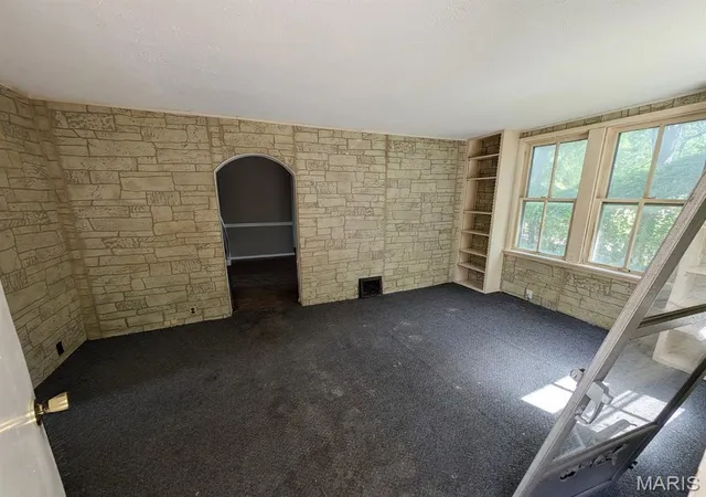 Photo 2 of Single family home for sale at 612 S 6th St, Belleville, IL 62220 | MLS# MIS26045180 | Listing updated on 2026-09-08
