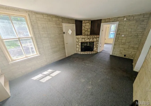 Photo 3 of Sale Pending at 612 S 6Th St, Belleville, IL 62220 | MLS# MIS26045180 | Listing updated on 2026-10-08