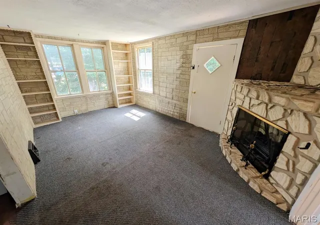 Photo 4 of Sale Pending at 612 S 6Th St, Belleville, IL 62220 | MLS# MIS26045180 | Listing updated on 2026-10-08