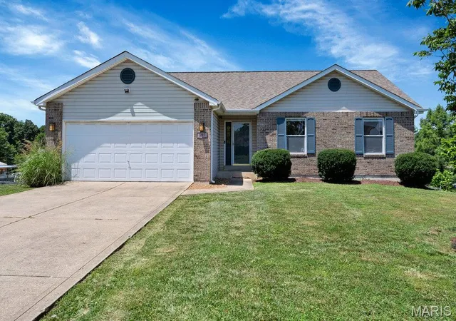 Photo 1 of Sale Pending at 907 Sherwood Dr, Warrenton, MO 63383 | MLS# MIS26045196 | Listing updated on 2026-09-07