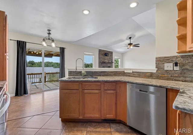 Photo 3 of Sale Pending at 907 Sherwood Dr, Warrenton, MO 63383 | MLS# MIS26045196 | Listing updated on 2026-09-07