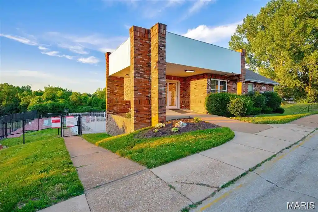 Listing Photo 2 - Condo for sale in 6803 Cottage Grv Ln located at 6803 Cottage Grv Ln, St. Louis, MO 63129 - Unit 6803 Cottage Grove Ln