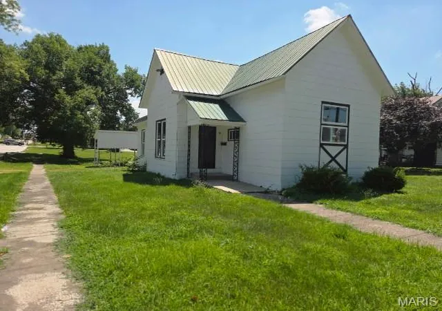 Photo 1 of Single family home for sale at 113 E Cleveland St, Monroe City, MO 63456 | MLS# MIS26045201 | Listing updated on 2026-08-24
