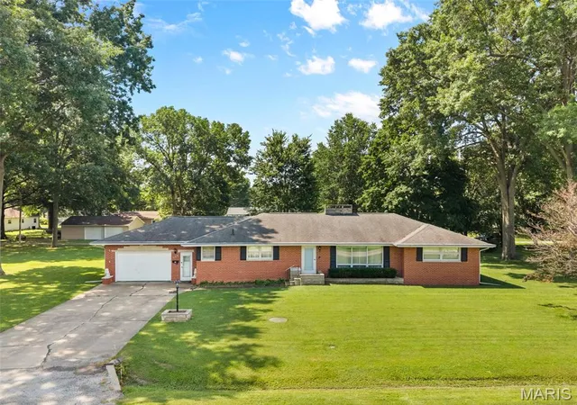 Single family home for sale at 606 E 2Nd South St, Mount Olive, IL 62069 | MLS# MIS26045223