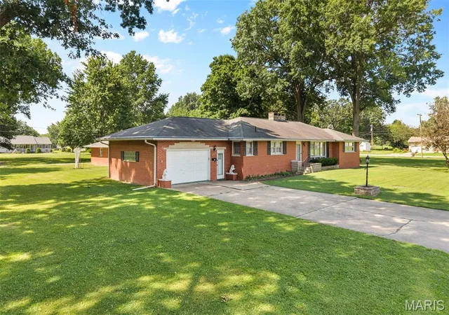 Photo 3 of Single family home for sale at 606 E 2nd South St, Mount Olive, IL 62069 | MLS# MIS26045223 | Listing updated on 2026-09-23