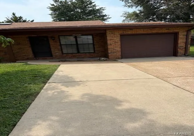 Photo 1 of Single family home for sale at 2416 College Dr, Belleville, IL 62221 | MLS# MIS26045242 | Listing updated on 2026-08-10