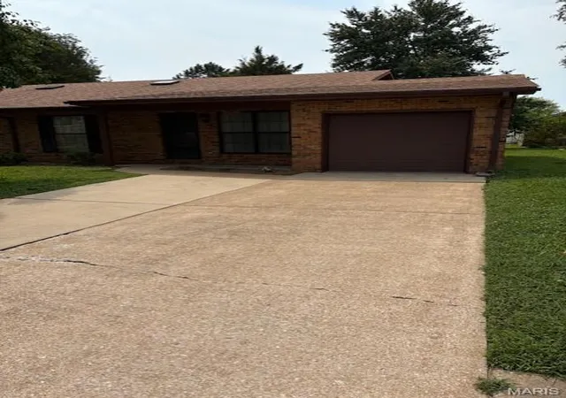 Photo 2 of Single family home for sale at 2416 College Dr, Belleville, IL 62221 | MLS# MIS26045242 | Listing updated on 2026-08-10