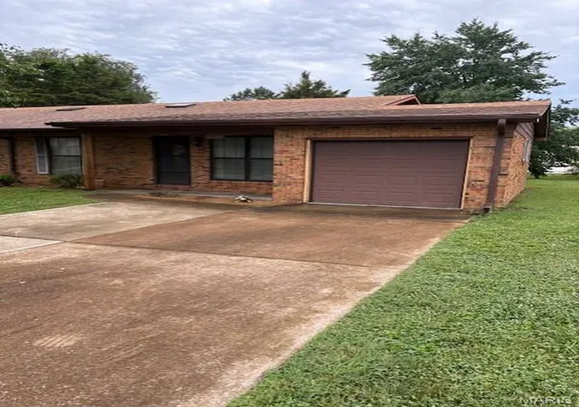 Photo 2 of House for sale at 2416 College Dr, Belleville, IL 62221 | MLS# MIS26045242 | Listing updated on 2026-08-10