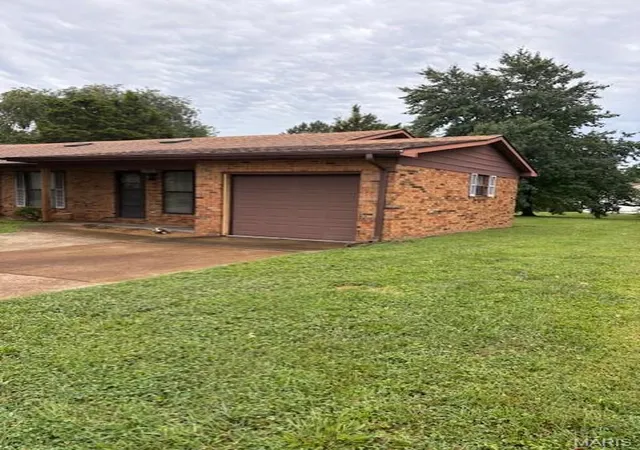 Photo 3 of House for sale at 2416 College Dr, Belleville, IL 62221 | MLS# MIS26045242 | Listing updated on 2026-08-10