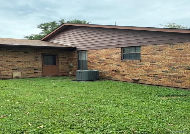 Photo 4 of House for sale at 2416 College Dr, Belleville, IL 62221 | MLS# MIS26045242 | Listing updated on 2026-08-10