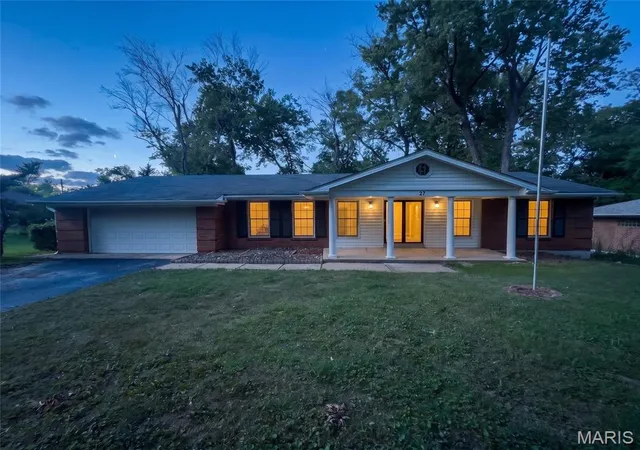 Single family home for sale at 27 Nob Hl Dr, Saint Louis, MO 63138 | MLS# MIS26045270