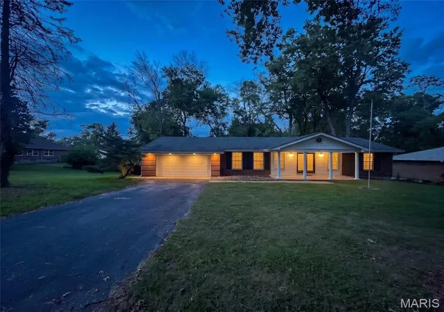 Photo 2 of Single family home for sale at 27 Nob Hl Dr, Saint Louis, MO 63138 | MLS# MIS26045270 | Listing updated on 2026-09-02
