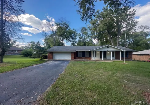Photo 3 of Single family home for sale at 27 Nob Hl Dr, Saint Louis, MO 63138 | MLS# MIS26045270 | Listing updated on 2026-09-02